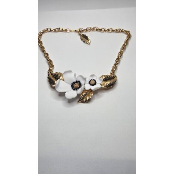 Vintage Louis Féraud Paris White Flower Statement Necklace – Gold Tone Chain... - Picture 6 of 8